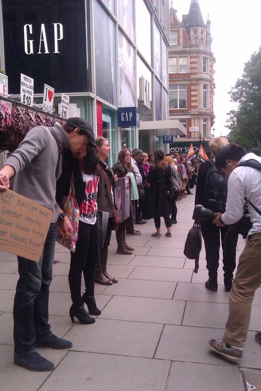 A human chain on London’s Oxford Street in solidarity with Rana Plaza victims and survivors Twitter: @LabourLabel