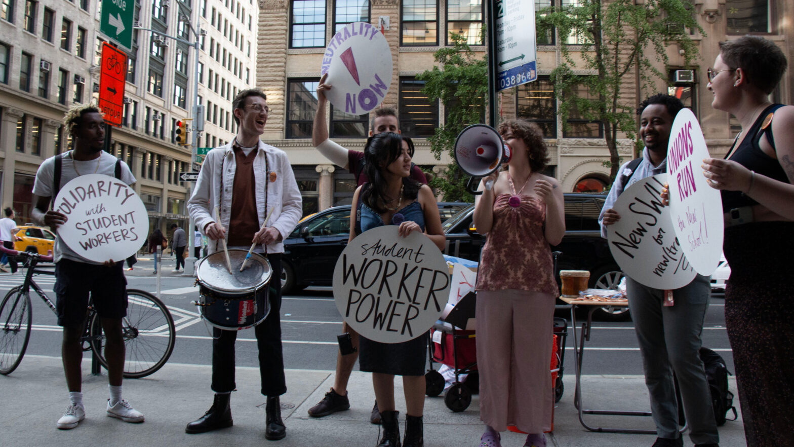 Non-academic student workers rally, will meet with university administration to discuss signing a neutrality agreement in their unionization process 